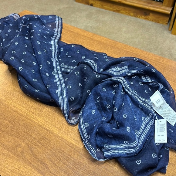 GAP Accessories - NWT Thin Navy and White Scarf 🧣